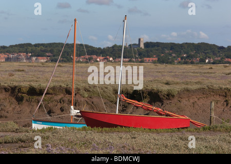 Chiesa Blakeney da Morston Quay Norfolk a metà estate Foto Stock