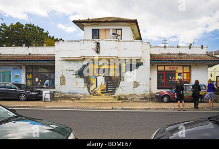 Trompe l'oeil effetto murales dipinti sul lato del molo fatiscente edificio di testa. Il lungomare, Swanage. Il Dorset. Regno Unito. Foto Stock