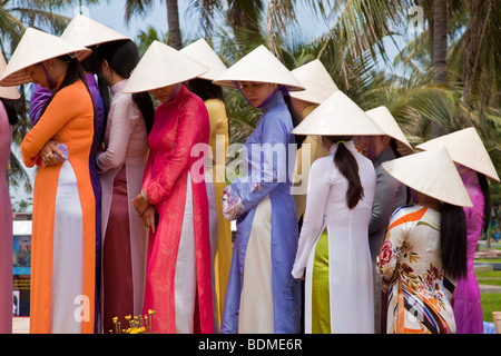 Bella donna vietnamita parade di vi abito tradizionale Foto Stock