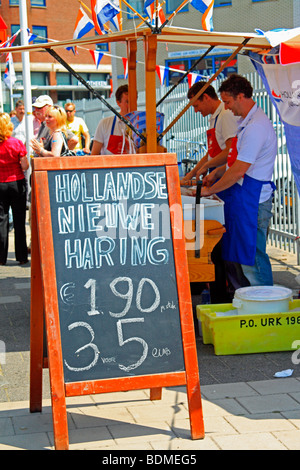 Pressione di stallo di aringa. Scheveningen Giornata di bandiera (Vlaggetjesdag), 13 giugno 2009, Paesi Bassi Foto Stock