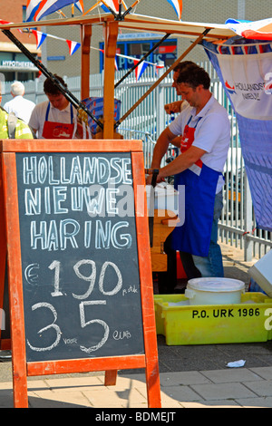 Pressione di stallo di aringa. Scheveningen Giornata di bandiera (Vlaggetjesdag), 13 giugno 2009, Paesi Bassi Foto Stock