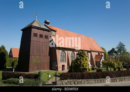 St Bartholomaeus Kirche San Bartolomeo la Chiesa in Mittelnkirchen, la fioritura dei ciliegi, Altes Land regione inferiore, Elba, Bassa Sassonia, Foto Stock