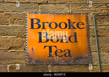 Old smalto vintage Brooke bond tea sign primo piano Robin Hods Bay North Yorkshire Inghilterra Regno Unito GB Great La Gran Bretagna Foto Stock