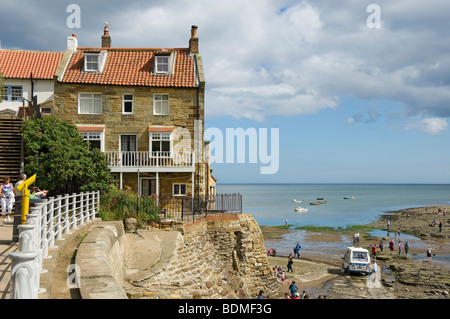 Cottage case sul lungomare in estate Robin Hoods Bay North Yorkshire Inghilterra Regno Unito GB Gran Bretagna Foto Stock