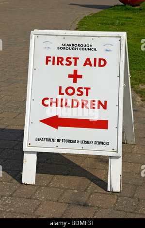 Primo soccorso e perso i bambini cartello segno vicino fino a Filey North Yorkshire England Regno Unito Regno Unito GB Gran Bretagna Foto Stock