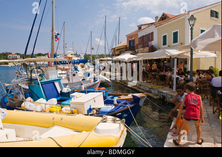 Il piacere di svago e di barche di pescatori locali ormeggiate lungo la banchina a Fiskardo sull'isola greca di Cefalonia Grecia GR Foto Stock