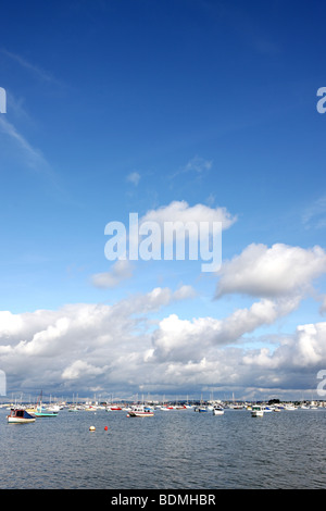 Scenic Harbourside vista di piccole ormeggiate imbarcazioni da diporto su un mare calmo nel porto di Poole Dorset Regno Unito Foto Stock