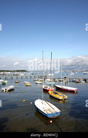 Scenic Harbourside vista di piccole ormeggiate imbarcazioni da diporto su un mare calmo nel porto di Poole Dorset Regno Unito Foto Stock