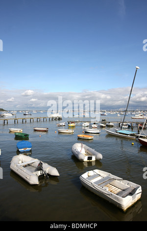 Scenic Harbourside vista di piccole ormeggiate imbarcazioni da diporto su un mare calmo nel porto di Poole Dorset Regno Unito Foto Stock