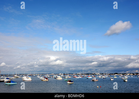 Scenic Harbourside vista di piccole ormeggiate imbarcazioni da diporto su un mare calmo nel porto di Poole Dorset Regno Unito Foto Stock