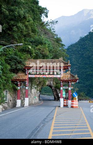 Arco di Taroko, ingresso porta arcuata della centrale est-ovest autostrada Cross-Island, Taroko National Park, Hualien County, Taiwan Foto Stock