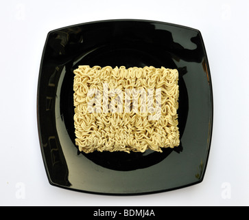 Noodle non cotte sul piatto, vista dall'alto Foto stock - Alamy