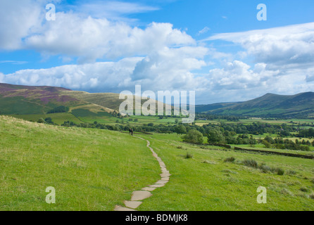 Due escursionisti sul selciato Pennine Way tra Edale e cabina superiore, Peak National Park, Derbyshire, in Inghilterra, Regno Unito Foto Stock