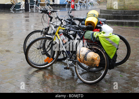 Le biciclette parcheggiate sul mercato di Glastonbury luogo Somerset Inghilterra Foto Stock