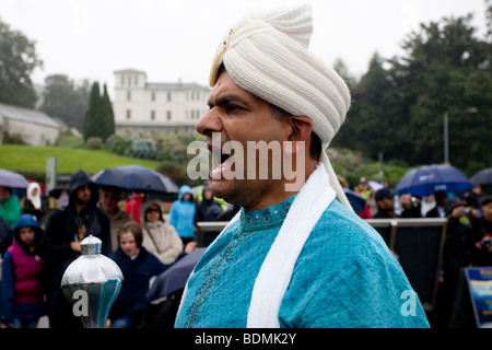 Comunità Indù unita locali in una fantastica processione di pace nel distretto del lago -Bowness on Windermere Cumbria Agosto Bank Foto Stock