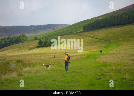 Walkers sul percorso da Edale fino a squillare Roger, Kinder Scout, vicino a Edale, Peak National Park, Derbyshire, in Inghilterra, Regno Unito Foto Stock