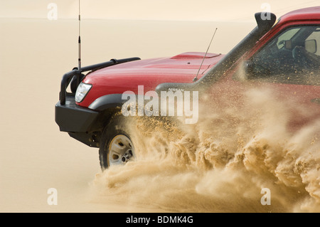 Nissan Patrol sulle dune di sabbia in Stockton Beach, Newcastle, Nuovo Galles del Sud, Australia Foto Stock