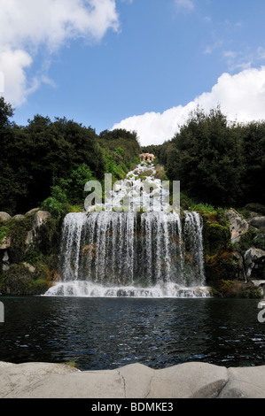 La cascata nei giardini del Palazzo Reale di Caserte, una ex residenza reale in Caserte per i Borbone Re Foto Stock