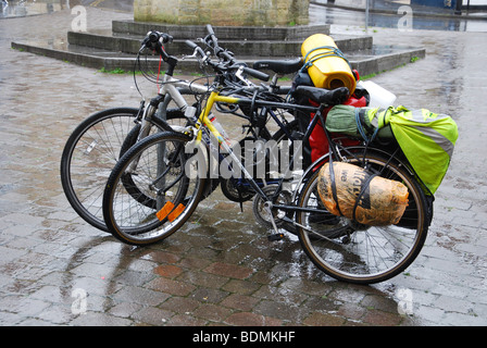 Le biciclette parcheggiate sul mercato di Glastonbury luogo Somerset Inghilterra Foto Stock