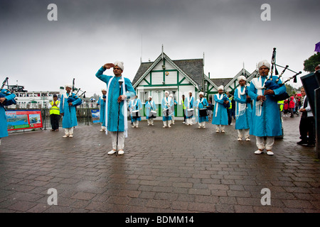 Comunità Indù unita locali in una fantastica processione di pace nel distretto del lago -Bowness on Windermere Cumbria Agosto Bank Foto Stock