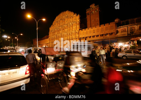 Notturni di scena stradale davanti al Hawa Mahal il palazzo dei venti a Jaipur, Rajasthan, India Foto Stock