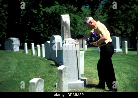 L'uomo il lutto nel cimitero Foto Stock