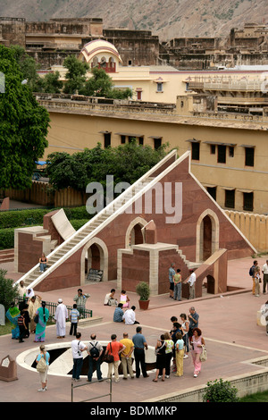 Jantar Mantar, storico osservatorio astronomico costruito da Jai Singh II nel XVII secolo, Jaipur, Rajasthan, India Foto Stock
