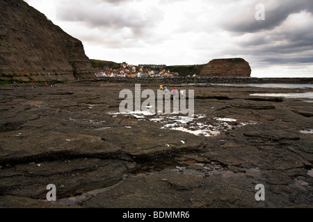 Vista del piccolo villaggio di pescatori di Staithes, provenienti da tutta la spiaggia, North Yorkshire, Inghilterra, Regno Unito Foto Stock