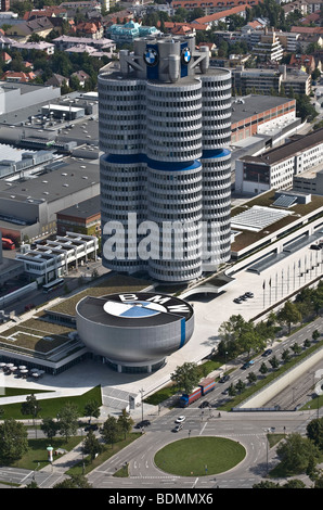 München, Blick vom Fernsehturm, BMW-Gelände, BMW-Hochhaus, BMW Tower von Karl Schwanzer 1972 Foto Stock