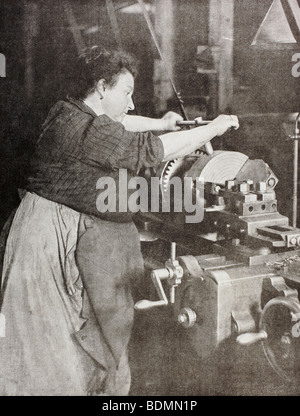 Una donna francese che lavora per lo sforzo di guerra in una fabbrica durante la Prima Guerra Mondiale. Foto Stock