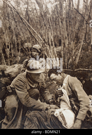 Ferito soldato francese riceve il primo aiuto al fronte durante la Prima Guerra Mondiale. Foto Stock