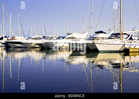 Una fila di imbarcazioni da diporto, cabinati e yacht ormeggiati in un porto turistico nel porto di Poole, Dorset. Regno Unito (barca ID sono stati rimossi) Foto Stock