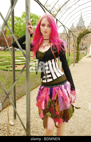 Goth donna in posa a 2009 Fiera Fantasy Haarzuilens Europa Paesi Bassi Foto Stock