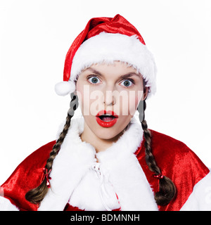 Giovani divertente ed espressivo donna vestiti da Babbo Natale sta facendo il suo shopping Foto Stock