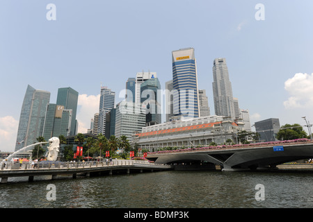 I turisti al Merlion Park, Fullerton Hotel e dello skyline della città, Singapore Foto Stock