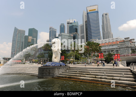 Il Merlion con central business district skyline della città, Singapore Foto Stock