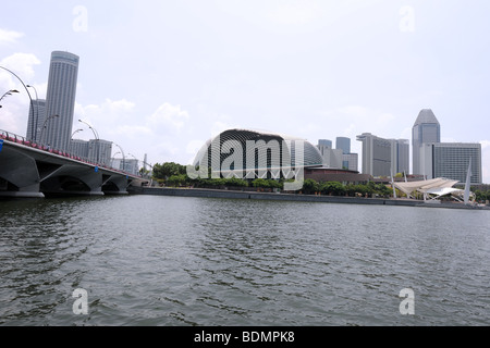 Teatri Esplanade sulla Baia & skyline compresi il Mandarin Oriental e Pan Pacific Hotel & Raffles City, Marina Bay, Singapore Foto Stock