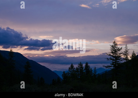 Tramonto colorato sopra la valle del fiume Ak-Kem (Altai, Russia) Foto Stock