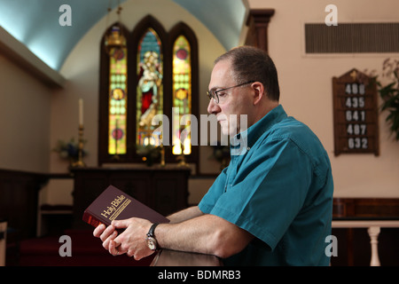 Gay Parishioner adorare in San Giovanni Church-Wilmot episcopale, un all-inclusive LGBT-friendly chiesa di New York. KAndriotis Foto Stock