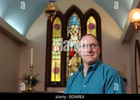 Ritratto di gay parishioner in San Giovanni Church-Wilmot episcopale, un LGBT-friendly chiesa di New York. Katharine Andriotis Foto Stock