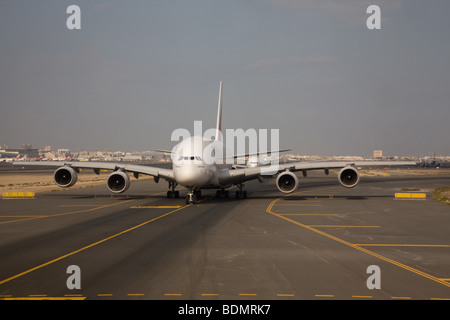 Emirates Airline Airbus A380 i jumbo jet rullaggio Foto Stock