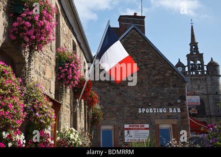 Bandiera francese e nei cestini appesi sulla Mairie (municipio) a Lézardrieux, Bretagna Francia Foto Stock