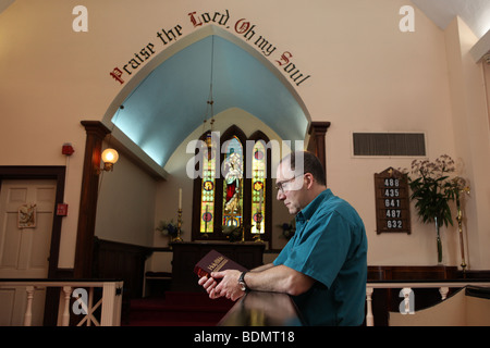 Gay Parishioner adorare in San Giovanni Church-Wilmot episcopale, un all-inclusive LGBT-friendly chiesa di New York. KAndriotis Foto Stock