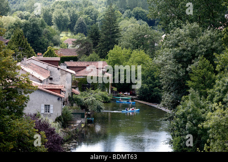 In canoa sul fiume Dronne in Bourdeilles vicino a Perigueux nella regione Drodogne della Francia Foto Stock