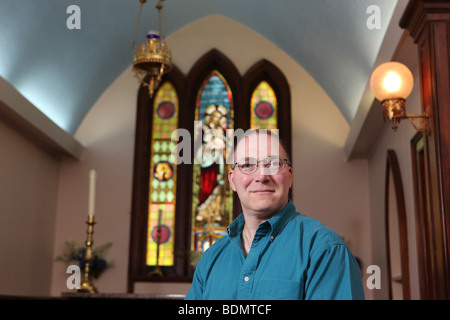 Ritratto di gay parishioner in San Giovanni Church-Wilmot episcopale, un LGBT-friendly chiesa di New York. Katharine Andriotis Foto Stock