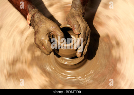 Le mani di un vasaio, 58, in Dunjarpur, formando un pezzo di ceramica sul tornio del vasaio, Rajasthan, India, Asia Foto Stock