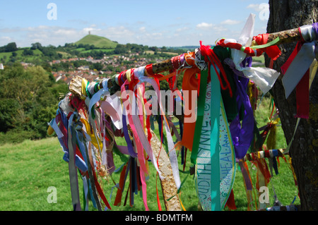 Bandiere di preghiera al Santo Thorn Tree sul Wearyall Hill con Glastonbury Tor in distanza. Somerset. England Regno Unito Foto Stock