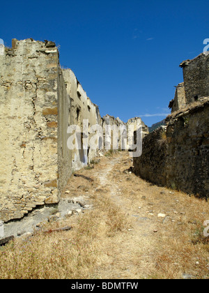 Le rovine del villaggio di Esco nel nord della Spagna, abbandonata nel 1959 quando la vallata sottostante si è allagato per creare il Embalse Foto Stock