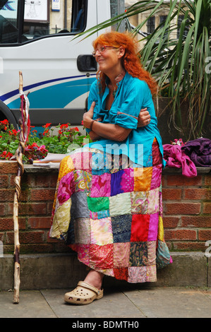 La gente colorata in Glastonbury High Street Somerset Inghilterra Foto Stock