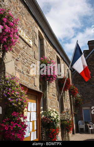 Bandiera francese e nei cestini appesi sulla Mairie (municipio) a Lézardrieux, Bretagna Francia Foto Stock